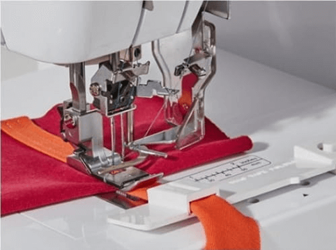 Prowadnik do składania i przyszywania taśmy